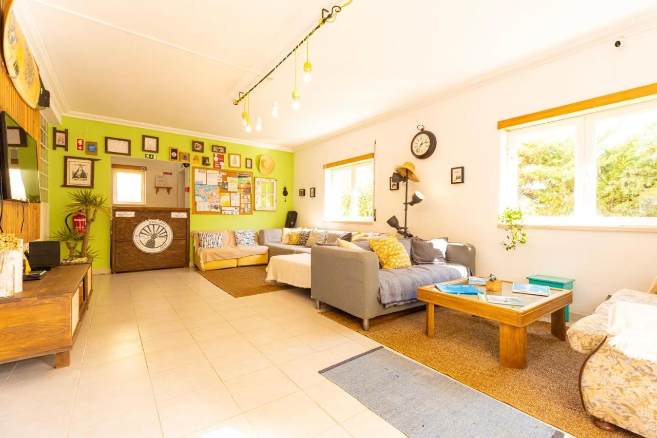 Pineapple Surf House Vandrerhjem Atouguia Da Baleia Eksteriør bilde