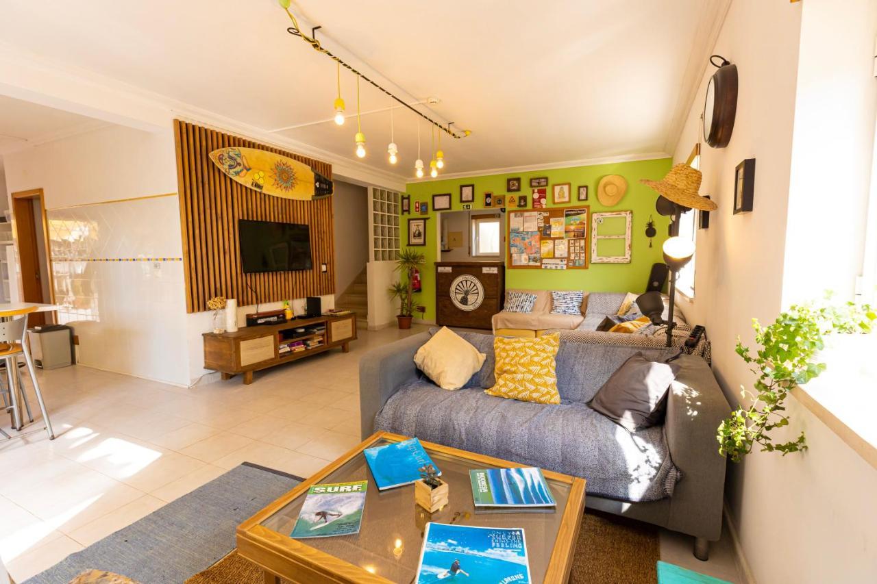 Pineapple Surf House Vandrerhjem Atouguia Da Baleia Eksteriør bilde