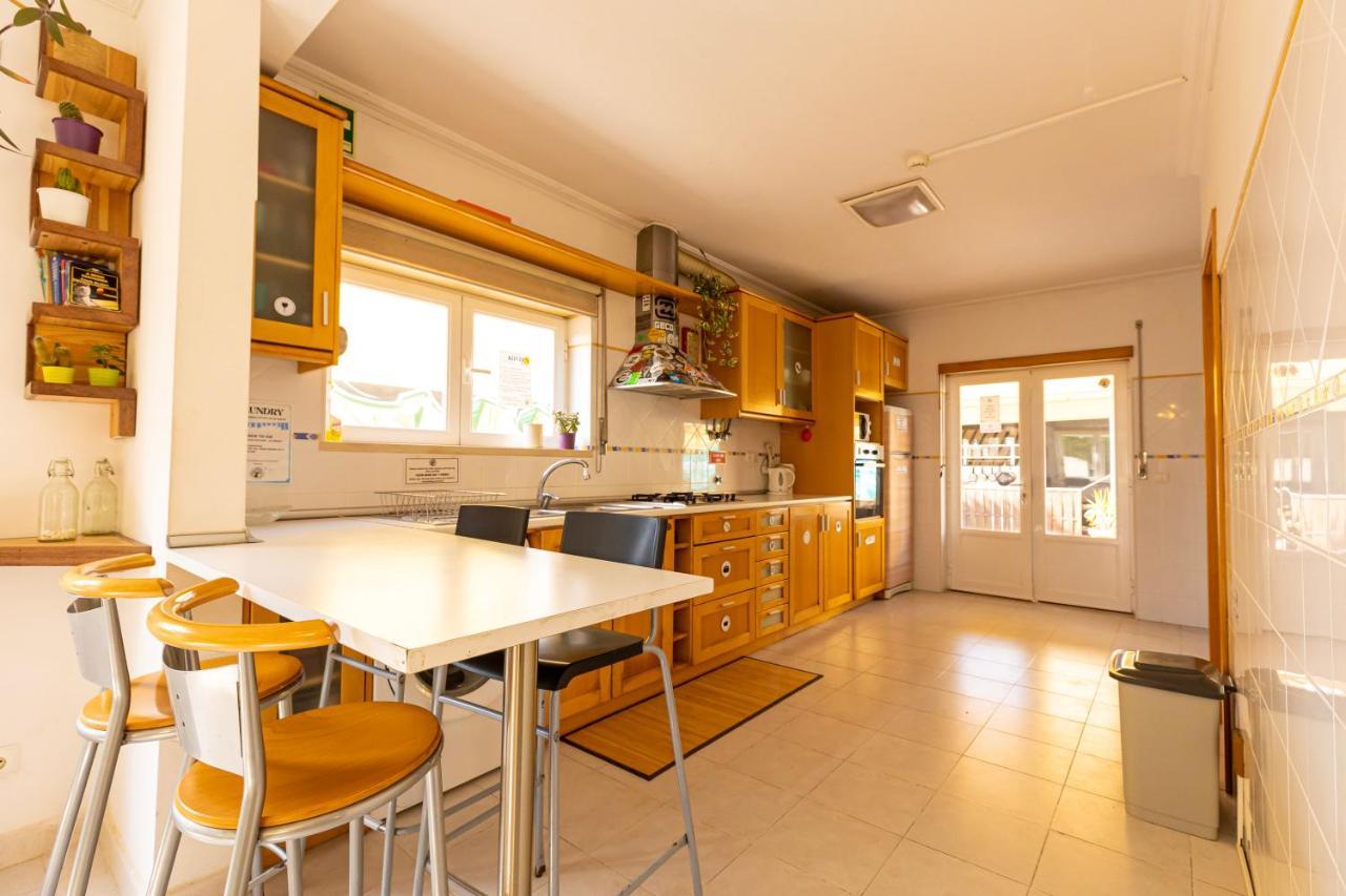 Pineapple Surf House Vandrerhjem Atouguia Da Baleia Eksteriør bilde