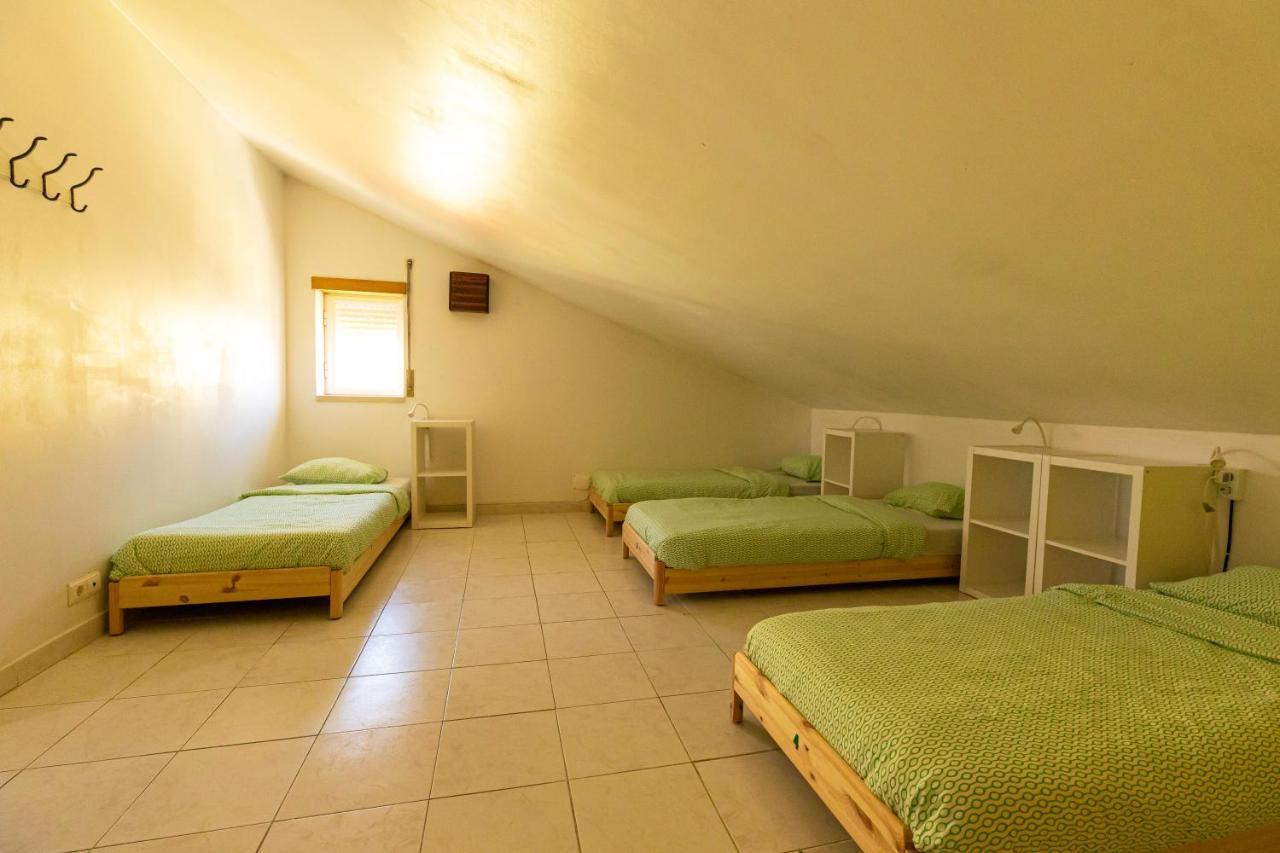 Pineapple Surf House Vandrerhjem Atouguia Da Baleia Eksteriør bilde