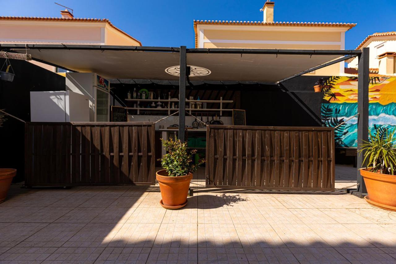 Pineapple Surf House Vandrerhjem Atouguia Da Baleia Eksteriør bilde